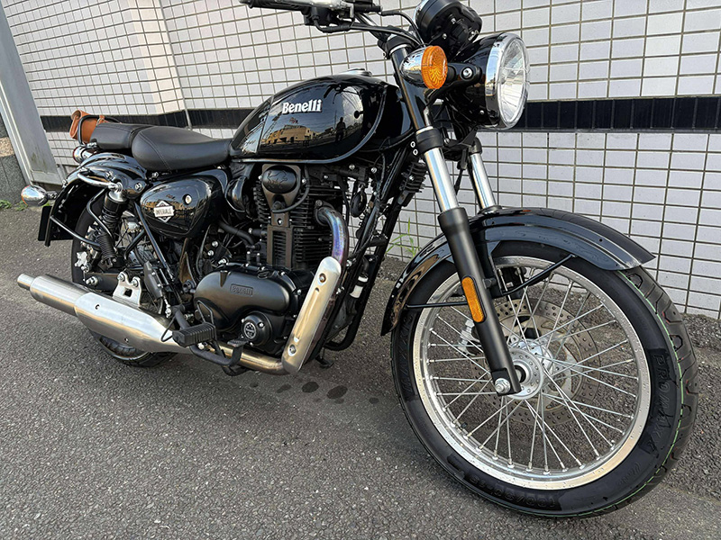 古典的な単気筒エンジンですが、現代風にアレンジしてビンテージバイクのテイストとパフォーマンスを両立させています。
