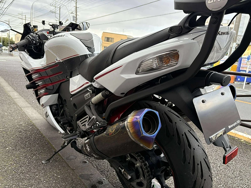 車体ホールドの安定性を高めるサイドパッドと、キズ付防止用タンクパッドを装着。