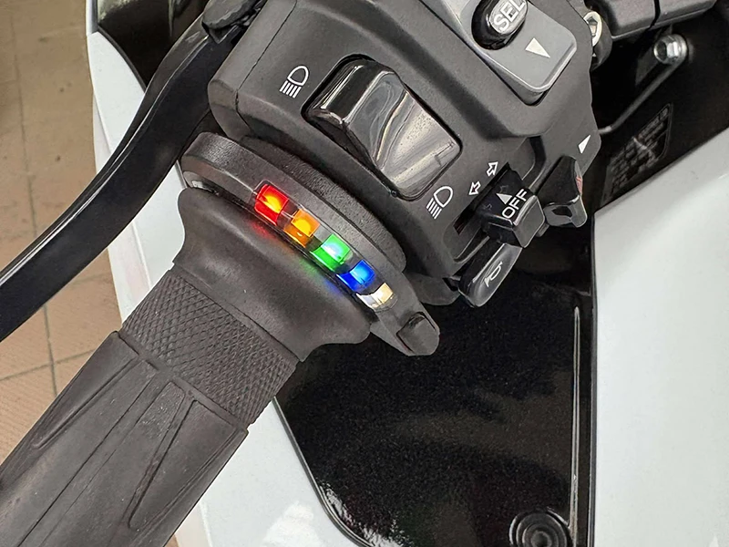 グリップヒーターを装備。