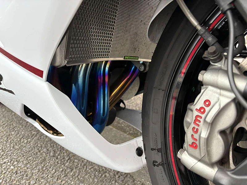 BEET製カワサキ正規取扱店限定フルエキゾーストマフラー（約40万円）を装着。