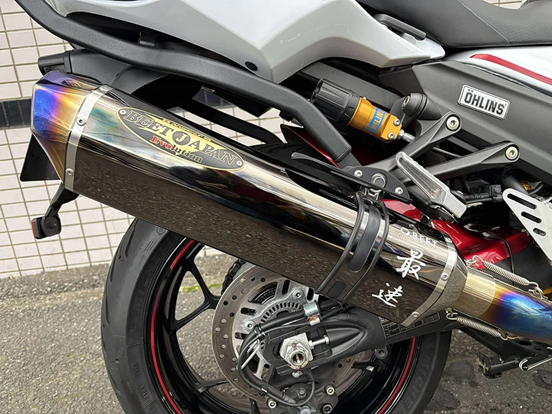 キャンディーファイアレッドで塗装されたリヤインナーフェンダーを装着。