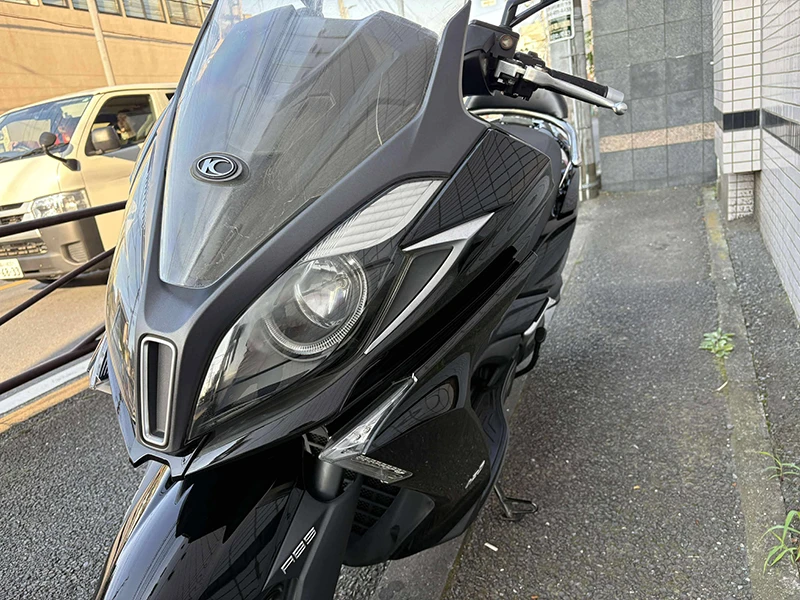 デュアルヘッドライトは優れた大光量H7ヘッドランプは、夜間走行時のライダーに安心感を提供します。