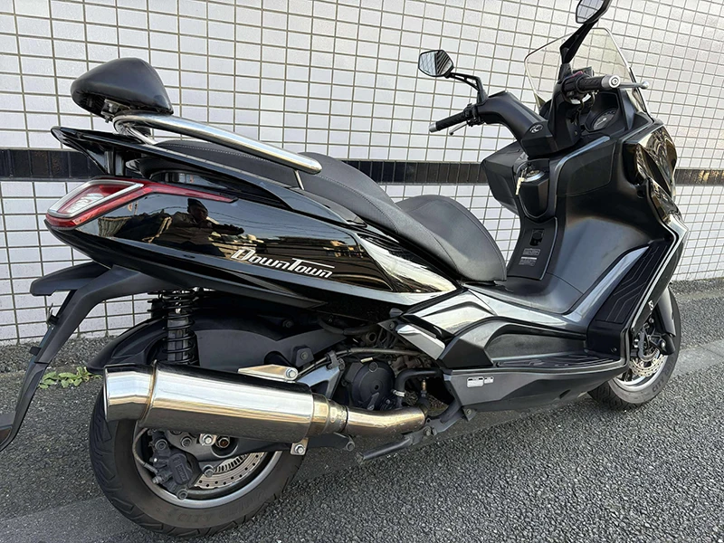フルエキゾーストマフラーが装着されています。