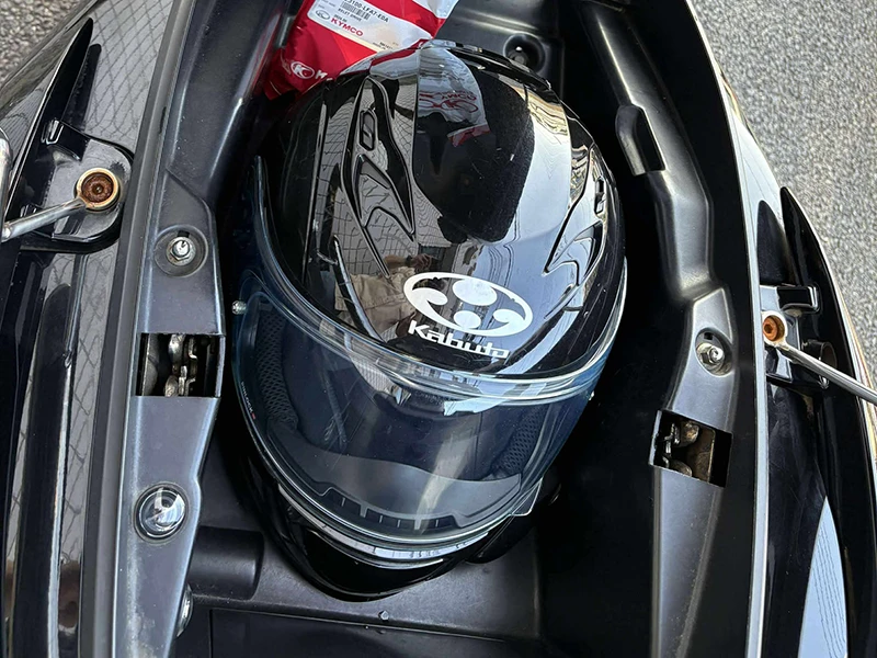フルフェイスヘルメットが収納可能な大容量のラゲッジスペース。