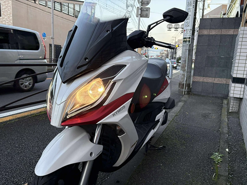 ヨーロッパ向けモデルに共通するアイコンのヘッドライトはH7ハロゲンバルブとLED式アイラインにより、視認性と被視認性を高めています。