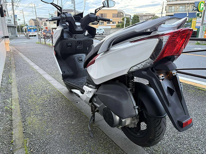 軽快な動きが求められるストリートライドから、快適なクルージングまでこなせるフラットフロアスクーターです。