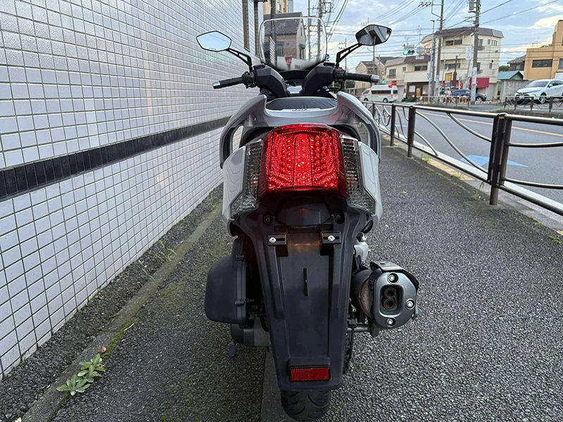 立体的なレンズカットで安全性を高めているテールランプ。ウインカーはすぐ横に配備されています。