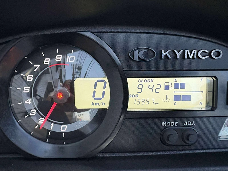 ブラックアウトされた精悍なイメージのメーターパネル。走行距離は13957kmです。