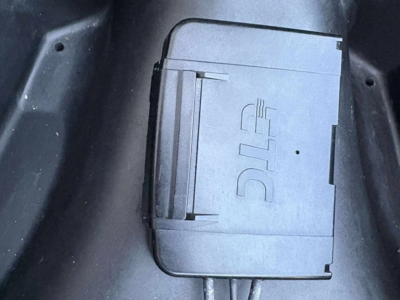 シート下のラゲッジスペースにETC車載器を設置済み。