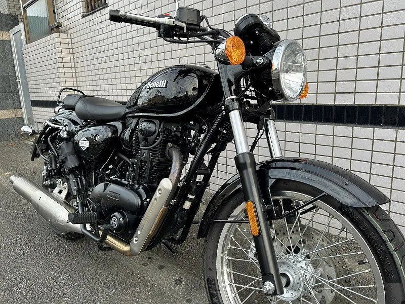 古典的な単気筒エンジンですが、現代風にアレンジしてビンテージバイクのテイストとパフォーマンスを両立させています。