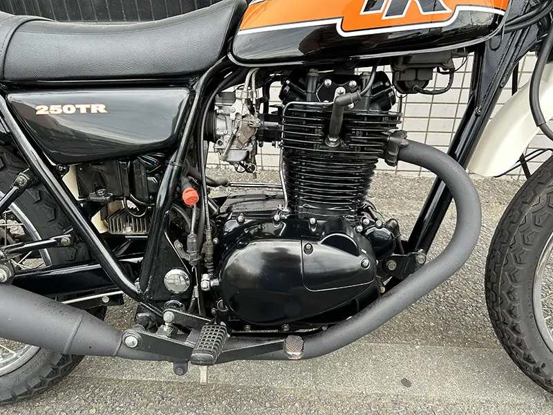 250TRキャブレター仕様の最終モデルです。インジェクション車と較べるとエンジン周りがスッキリしています。