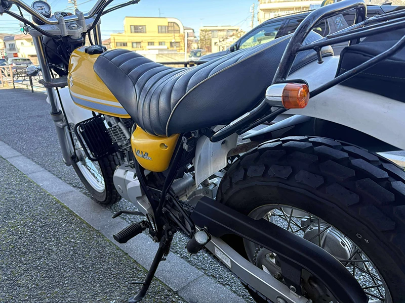 カスタム風のタックロールシートは純正です。