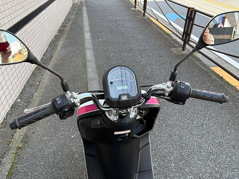 シンプルなメーターには、日常生活に便利な時計表示機能付き。また、走行距離や6段階で燃料の残量をデジタルで表示。