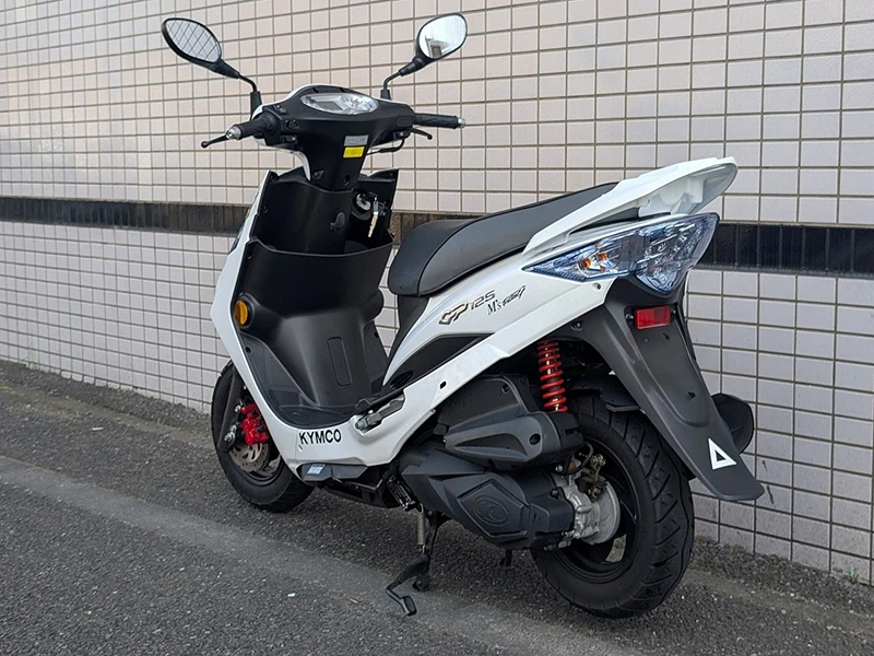 LEDタイプのテールランプはウインカーレンズと一体型です。
