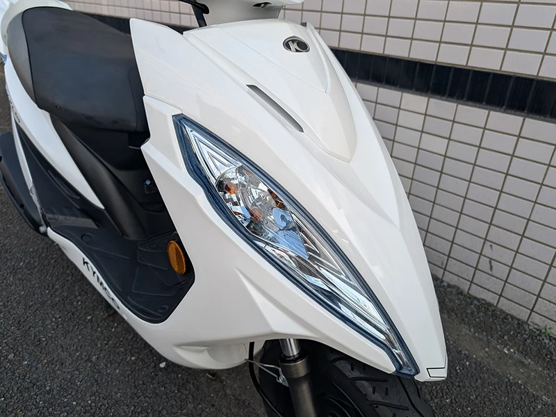 レッグシールド部にマウントされた大型フロントウインカー。