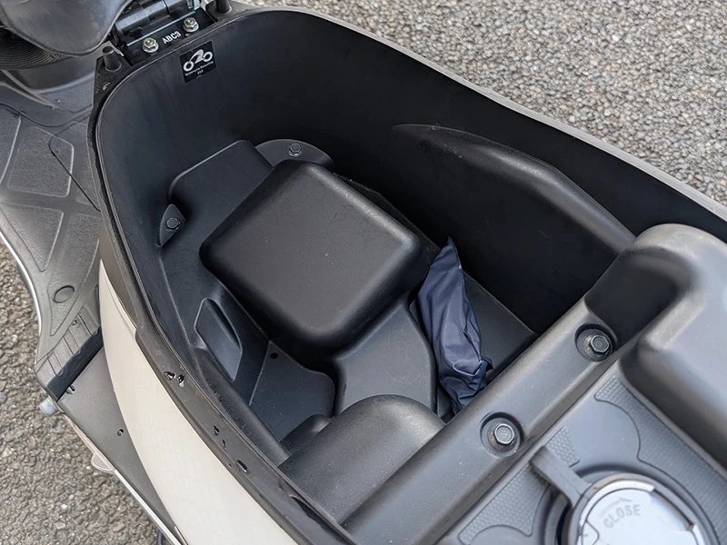 シート下の収納スペースは深さがないためフルフェイスやしっかりしたジェットヘルメットは収納できません。