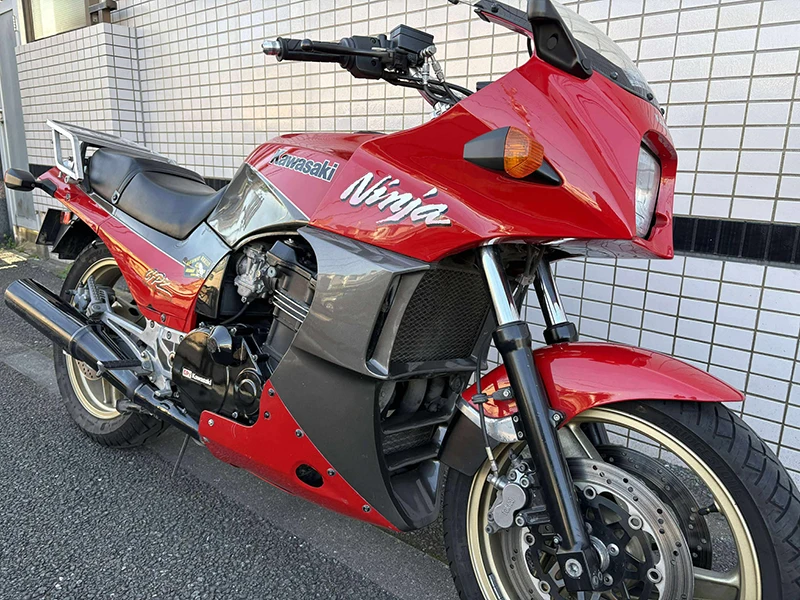 A9は日本仕様のみに追加された独自型式で、初代A1のカラーリングを復刻したモデルです。