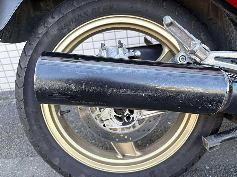 右マフラーにキズがあります。