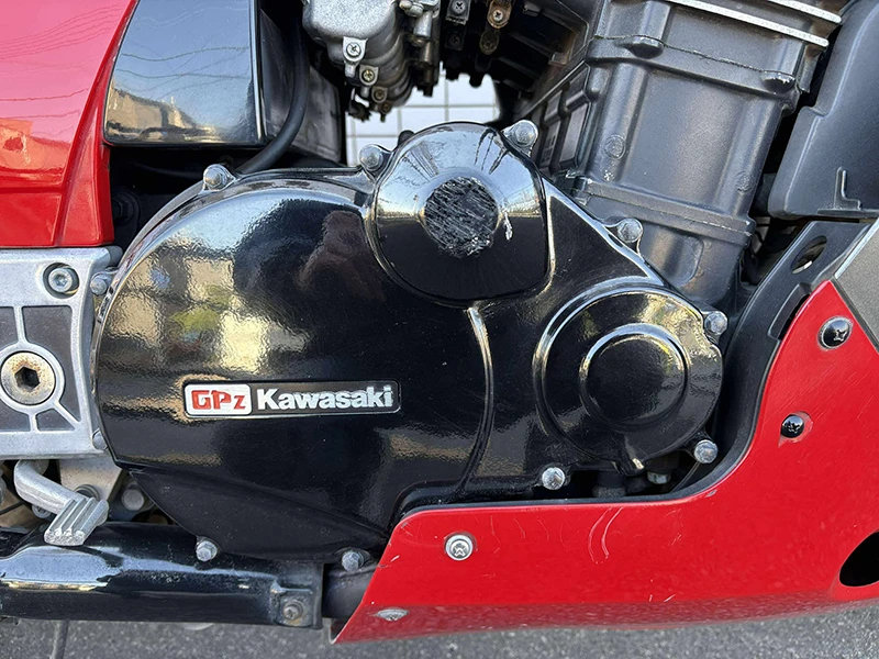 左エンジン分部にキズがあります。