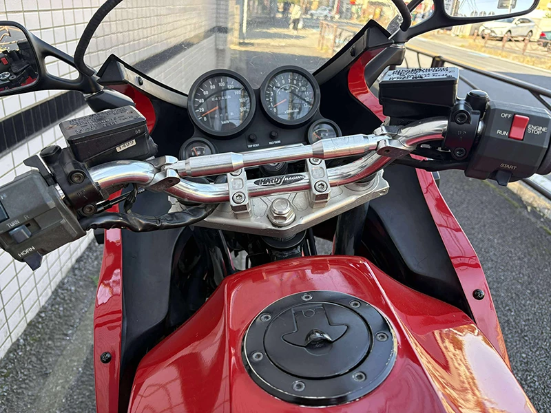 HARDYレーシングのブレース＆バーエンド付きアルミバーハンドルに換装されています。