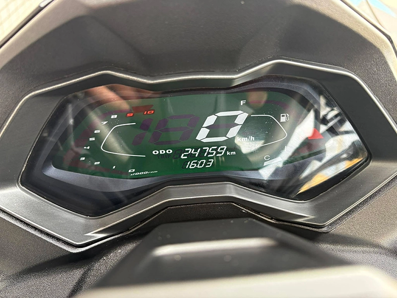視認性に優れたLCDディスプレー。走行距離は24759km。