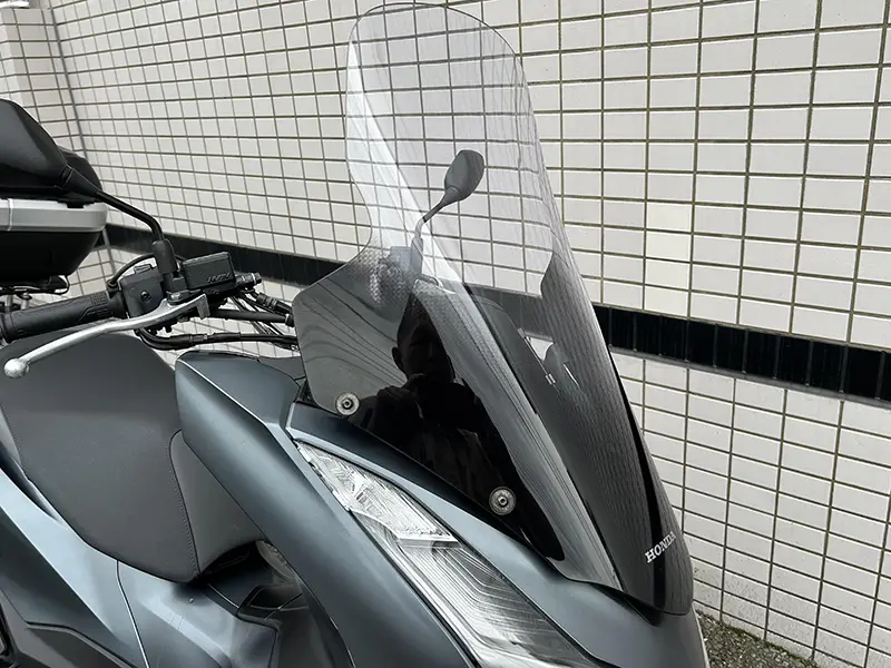 ホンダ純正のボディマウントシールドは、専用設計ならではの完成度で防風効果が高く、風の巻き込みがありません。ノーマルシールドもあります。