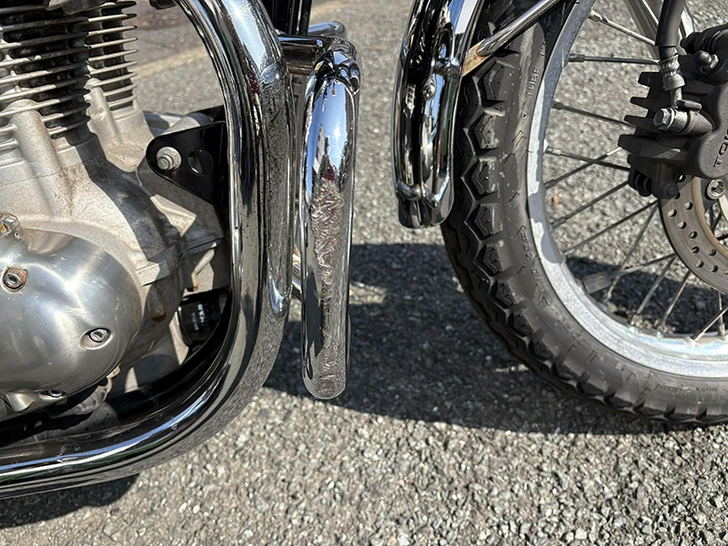 エンジンガード側面に擦り傷があります